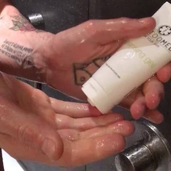 Je kan je handen wassen met de zeep die je voor het wassen van je tattoo hebt aangeschaft. 