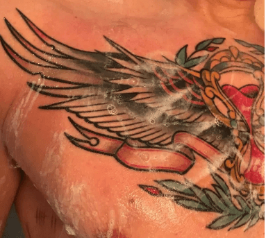 Was na het zwemmen je tattoo heel goed met een zeep die de huid niet uitdroogt.