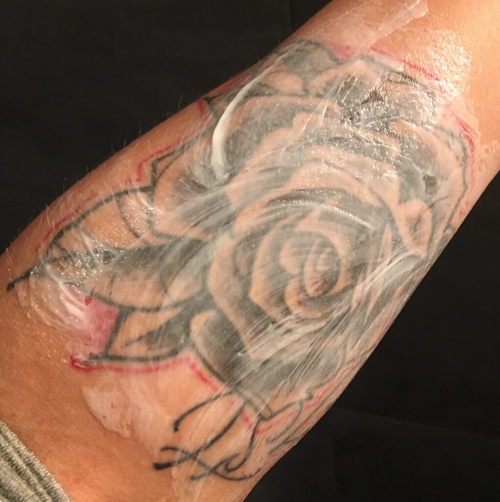 Voorbeeld hoe je te veel crème op je tattoo kan smeren.